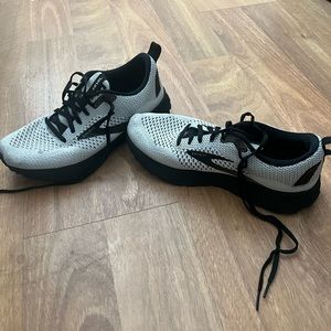 Brooks revel 4 sz 8